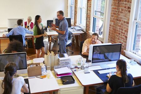 Människor som arbetar i en ljus och öppen coworking-miljö.