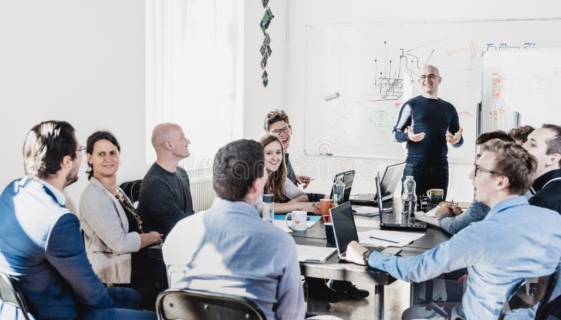 Ett startup-team har möte i ett ljust coworking-kontor.